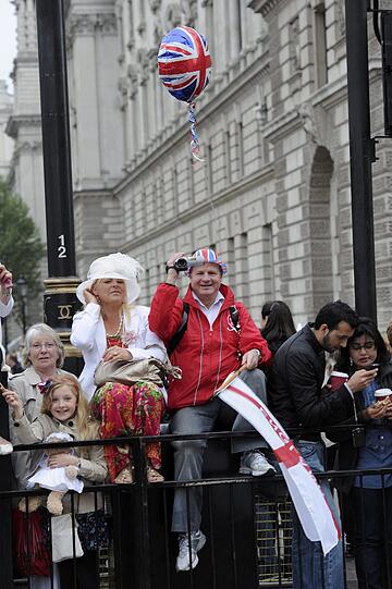 Ein Fahnenmeer, jubelnde Menschen, verkleidete Spaßvögel: So haben die Menschen in London und aller Welt die königliche Hochzeit gefeiert. Die Bilder!