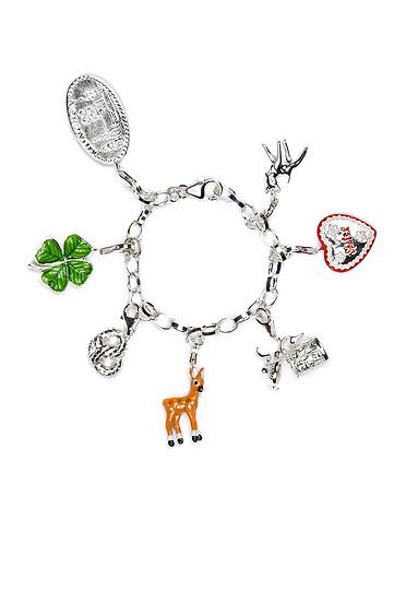 Das Bettelarmband mit &bdquo;trachtigen" Anhängern, 925 Sterlingsilber, gibt's für 179 Euro bei Lodenfrey.