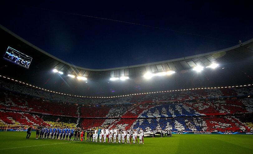 Die Allianz Arena zeigt Flagge für den FC Bayern.