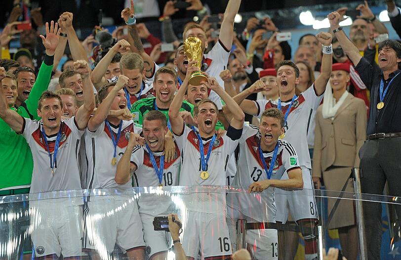 Juli 2014: DFB-Kapitän Philipp Lahm führt die Deutsche Nationalmannschaft zum WM-Titel - Lahms größter Triumph.
