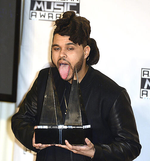 The Weeknd (Abel Tesfaye)mit seinen beiden Awards für den Besten Soul/R&B-Künstler und das beste Soul/R&B-Album.