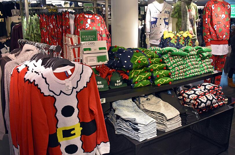Bisher waren hässliche Weihnachtspullover nur in Amerika beliebt - mittlerweile erobern die 'Ugly Christmas Sweater' aber auch Deutschland.