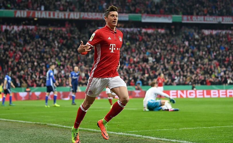 ROBERT LEWANDOWKSI: Note 1 - Lieferte einen Blitzstart und traf per Lupfer mit links. Mit überragender Übersicht und einer Traumflanke beim 2:0, das 3:0 machte er wieder selbst &ndash; schon 30 Pflichtspieltore (fünf im Pokal). Weltklasse.