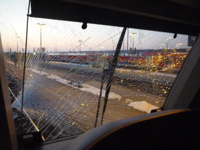 Zerborsten: Die Scheibe der Lok, die an der Braunauer Autobahnbrücke mit Eiszapfen beworfen wurde.