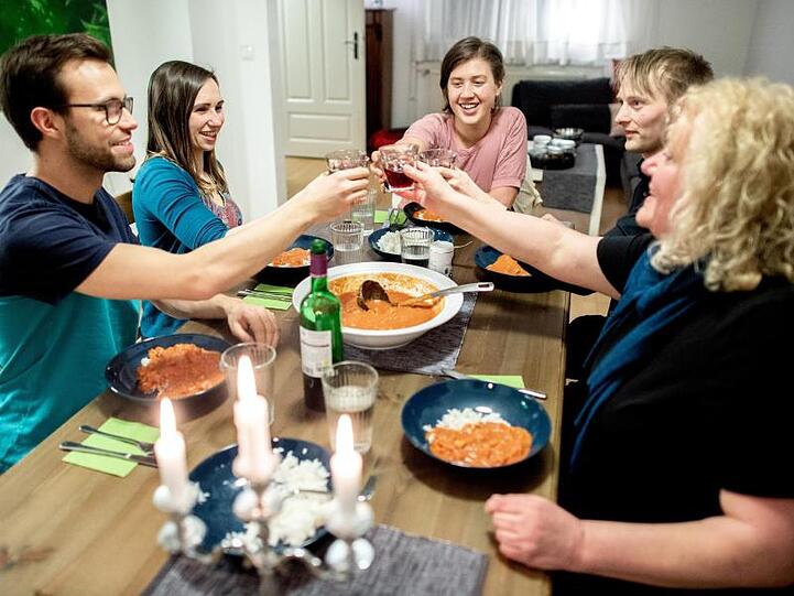 Philipp (l-r), Magali, Lorena, Torben und Astrid beim "Running Dinner".