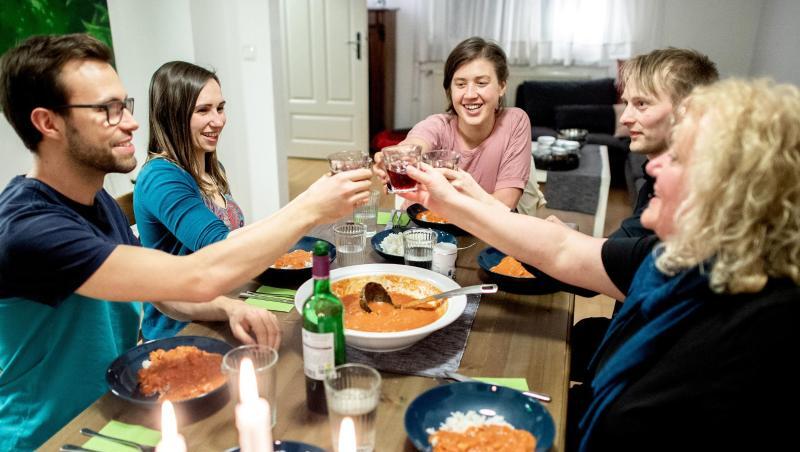 Philipp (l-r), Magali, Lorena, Torben und Astrid beim "Running Dinner". Philipp (l-r), Magali, Lorena, Torben und Astrid beim "Running Dinner".