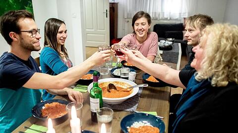 Philipp (l-r), Magali, Lorena, Torben und Astrid beim "Running Dinner".