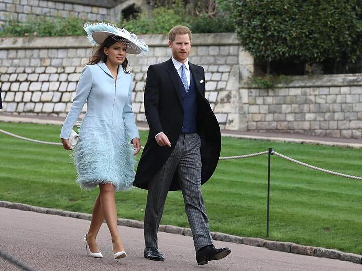 Prinz Harry kommt mit Lady Sophie Windsor zur Hochzeit.