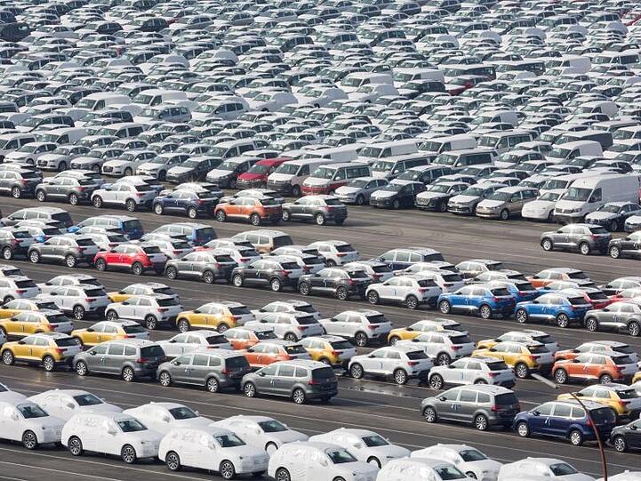 Fahrzeuge des Volkswagen-Konzerns stehen im Hafen von Emden zur Verschiffung bereit.