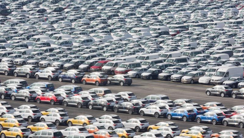 Fahrzeuge des Volkswagen-Konzerns stehen im Hafen von Emden zur Verschiffung bereit. Fahrzeuge des Volkswagen-Konzerns stehen im Hafen von Emden zur Verschiffung bereit.