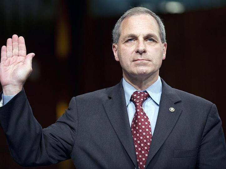 Louis Freeh, Ex-Direktor des FBI, wird von Volkswagen verdächtigt. Der Autokonzern will dessen Berufung zum Gutachter in Schadenersatz-Prozessen in den USA vereiteln.