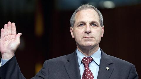 Louis Freeh, Ex-Direktor des FBI, wird von Volkswagen verdächtigt. Der Autokonzern will dessen Berufung zum Gutachter in Schadenersatz-Prozessen in den USA vereiteln.