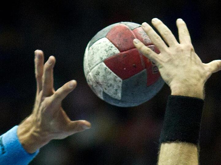 Spieler versuchen und den Ball zu kommen. Foto: Jens Wolf/dpa-Zentralbild/dpa/Archivbild