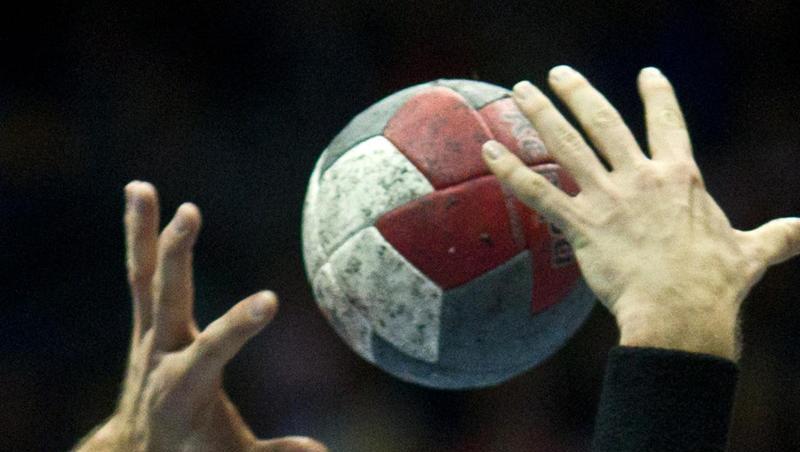 Spieler versuchen und den Ball zu kommen. Foto: Jens Wolf/dpa-Zentralbild/dpa/Archivbild Spieler versuchen und den Ball zu kommen. Foto: Jens Wolf/dpa-Zentralbild/dpa/Archivbild