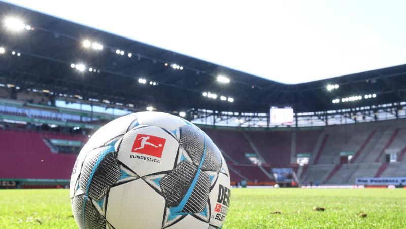 Ein Fußball liegt auf dem Rasen.