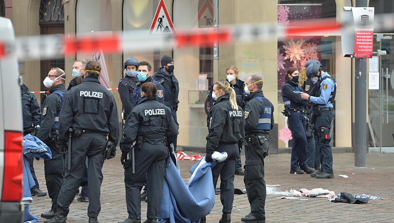 Einsatzkräfte der Polizei nahe der Fußgängerzone in Trier.