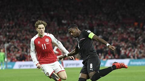 Der Däne Andreas Skov Olsen (l) in Aktion gegen Österreichs David Alaba.