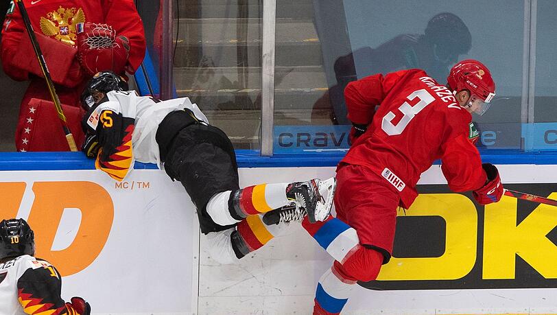 Artemi Knyazev (r) aus Russland in Aktion gegen Deutschlands Mario Zimmermann.