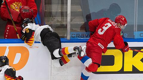 Artemi Knyazev (r) aus Russland in Aktion gegen Deutschlands Mario Zimmermann.