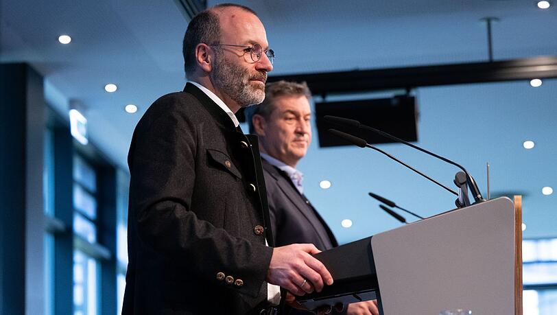 Markus Söder (CSU, r), Ministerpräsident von Bayern und Parteivorsitzender, und Manfred Weber, Vorsitzender der EVP Fraktion im Europaparlament.