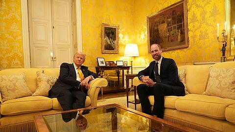 Trump nutzte den Besuch in Paris auch für ein Treffen mit dem britischen Thronfolger.