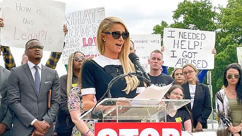 Paris Hilton setzte sich f&uuml;r besseren Schutz von Minderj&auml;hrigen in privaten Jugendeinrichtungen ein.