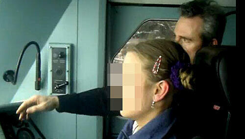 Anja (16) im Führerstand des Intercity Anja (16) im Führerstand des Intercity