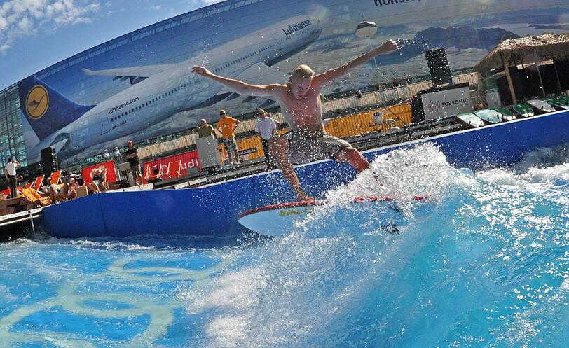 Nach Angaben des Veranstalters ist die Wellenanlage die "größte und einzige stehenden Welle an einem Airport". Die Wellenreitanlage ist ein geschlossenes und transportables Wave-Pool-System, das rund 1.000 Kubikmeter Wasser fasst.