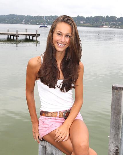 Die schöne Giulia Schmitt wollte ursprünglich Ballett-Tänzerin werden. Jetzt versucht sie ihr Glück mit einer Karriere als Model. Wird sie die Schönste Müncherin werden?
