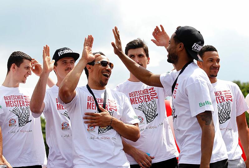 Die Basketballer des FC Bayern München feiern vor dem Audi Dome ihren Meistertitel.