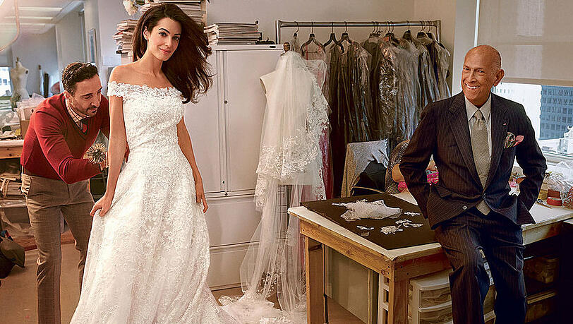 Amal Alamuddin und Oscar de la Renta bei der letzen Anprobe vor der Hochzeit