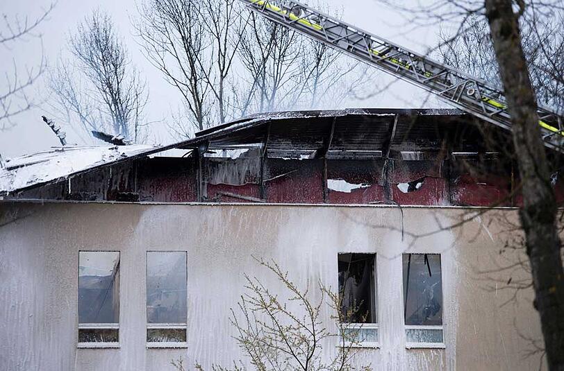 Löscharbeiten nach einem Brand in einem Flüchtlingsheim der "Stiftung zur Förderung sozialer Dienste" in Berlin-Lichterfelde.