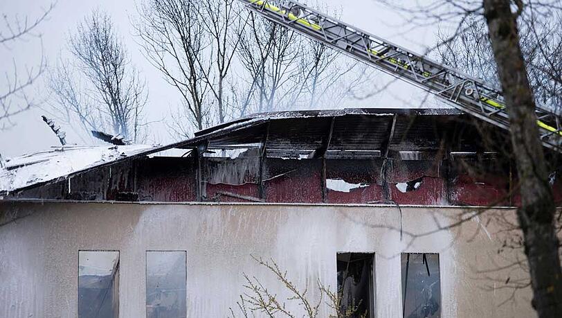 Löscharbeiten nach einem Brand in einem Flüchtlingsheim der "Stiftung zur Förderung sozialer Dienste" in Berlin-Lichterfelde. Löscharbeiten nach einem Brand in einem Flüchtlingsheim der "Stiftung zur Förderung sozialer Dienste" in Berlin-Lichterfelde.