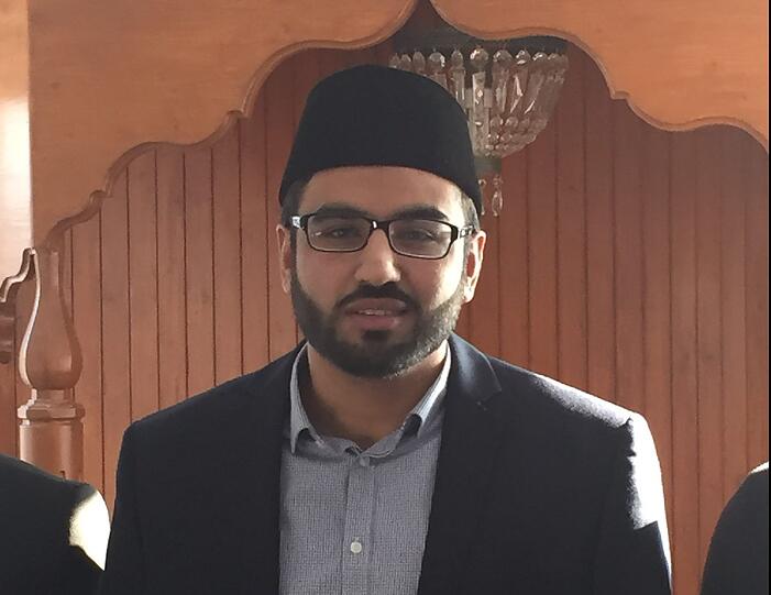 Imam Malik Usman Naveed im Gebetsraum für die Männer in der Moschee &ndash; auch die weiblichen Gäste dürfen ihn besuchen.