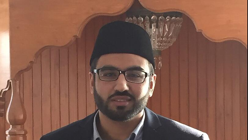 Imam Malik Usman Naveed im Gebetsraum für die Männer in der Moschee – auch die weiblichen Gäste dürfen ihn besuchen. Imam Malik Usman Naveed im Gebetsraum für die Männer in der Moschee – auch die weiblichen Gäste dürfen ihn besuchen.