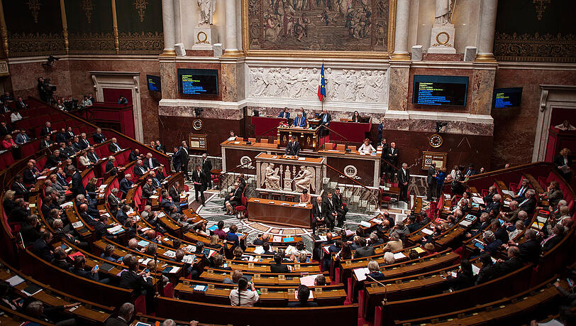 Die Nationalversammlung in Paris. Wahlforschungs-Institute haben berechnet, dass Emmanuel Macrons Partei "La République En Marche!" bis zu 400 der 577 Sitze holen könnte. Die Nationalversammlung in Paris. Wahlforschungs-Institute haben berechnet, dass Emmanuel Macrons Partei "La République En Marche!" bis zu 400 der 577 Sitze holen könnte.