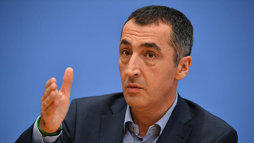 CEM ÖZDEMIR (GRÜNE/51): Parteichef will der Spitzenkandidat nicht noch einmal werden. Er gilt schon lange als möglicher Außenminister, aber als kleinster Partner dürfte das schwierig werden.