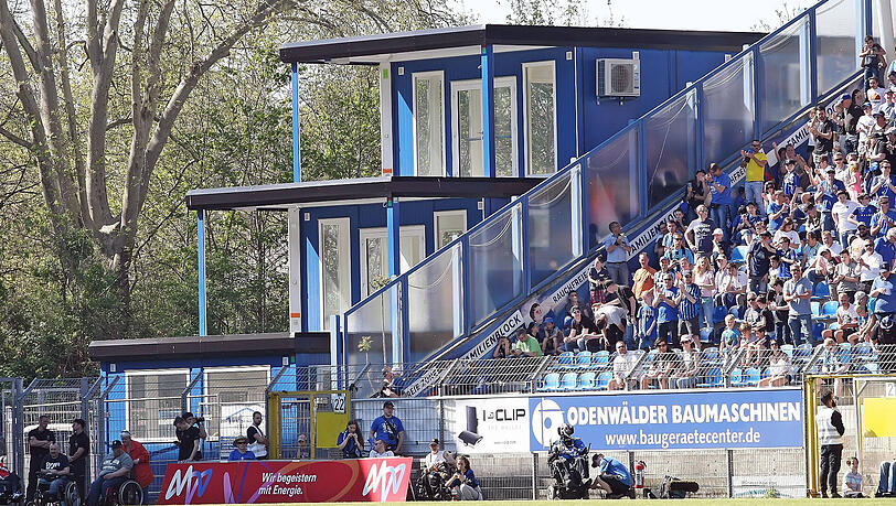Für die Dritte Liga: der VIP-Turm im Mannheimer Carl-Benz-Stadion. Für die Dritte Liga: der VIP-Turm im Mannheimer Carl-Benz-Stadion.