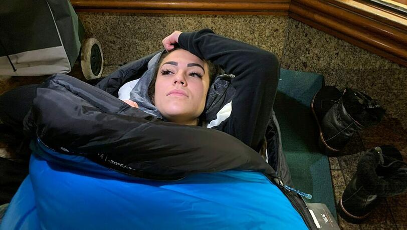 "Prominent und Obdachlos": Die Schweizerin Elena Miras muss draußen schlafen "Prominent und Obdachlos": Die Schweizerin Elena Miras muss draußen schlafen