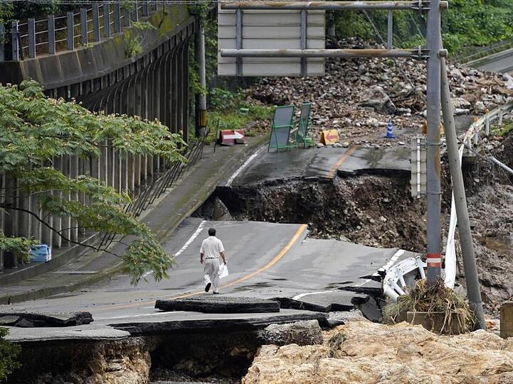 Rekordstarke Regenfälle hatten am Wochenende schwere Überflutungen und Erdrutsche im Südwesten Japans ausgelöst und hohe Schäden verursacht. Hier eine völlig zerstörte Straße nahe Kumamura.