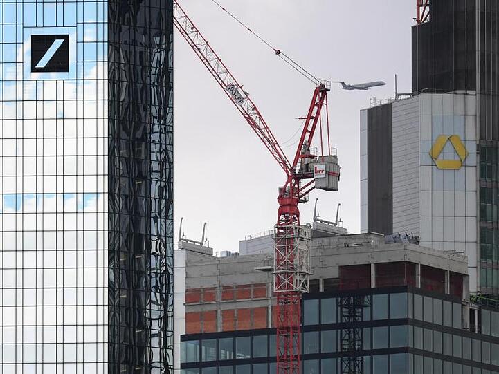 Verdi befürchtet bei einer Fusion von Deutscher Bank und Commerzbank den Abbau von bis zu 30.000 Arbeitsplätzen.