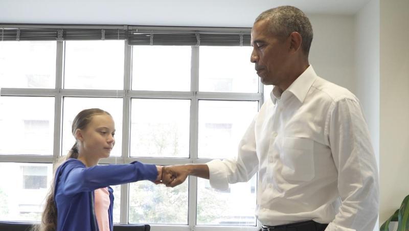 Greta Thunberg wird von Barack Obama per "Fist Bump" verabschiedet. Greta Thunberg wird von Barack Obama per "Fist Bump" verabschiedet.