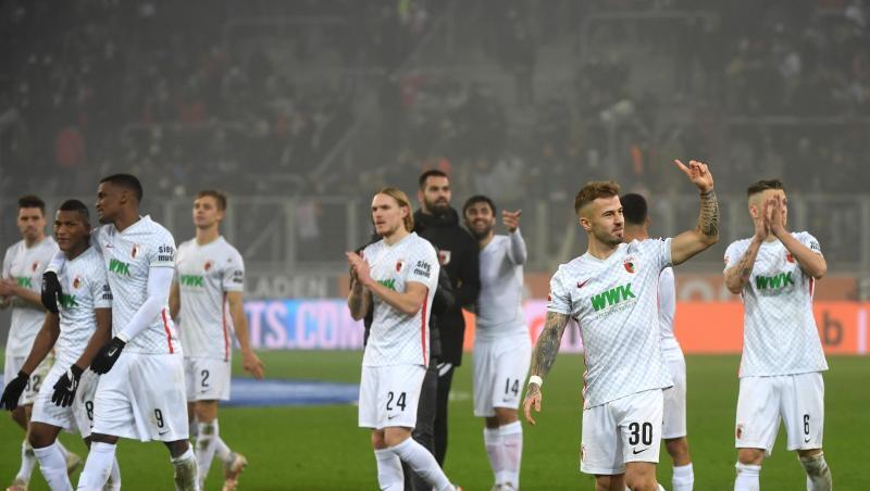 Die Spieler des FC Augsburg verlassen jubelnd den Platz.