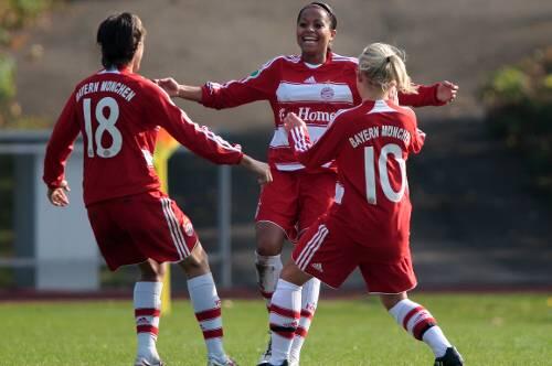 Bejubelte den Siegtreffer: Torschützin Nicole Banecki (Mitte) mit Nina Aigner (links) und Julia Simic
