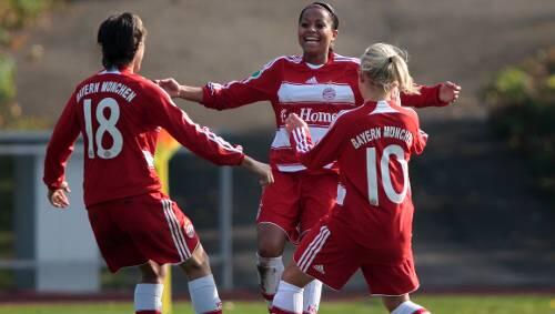Bejubelte den Siegtreffer: Torschützin Nicole Banecki (Mitte) mit Nina Aigner (links) und Julia Simic Bejubelte den Siegtreffer: Torschützin Nicole Banecki (Mitte) mit Nina Aigner (links) und Julia Simic