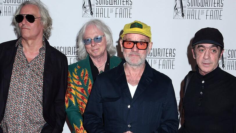 Peter Buck, Mike Mills, Michael Stipe und Bill Berry (v.l.n.r.) beim Event zur Aufnahme in die Songwriters Hall of Fame.