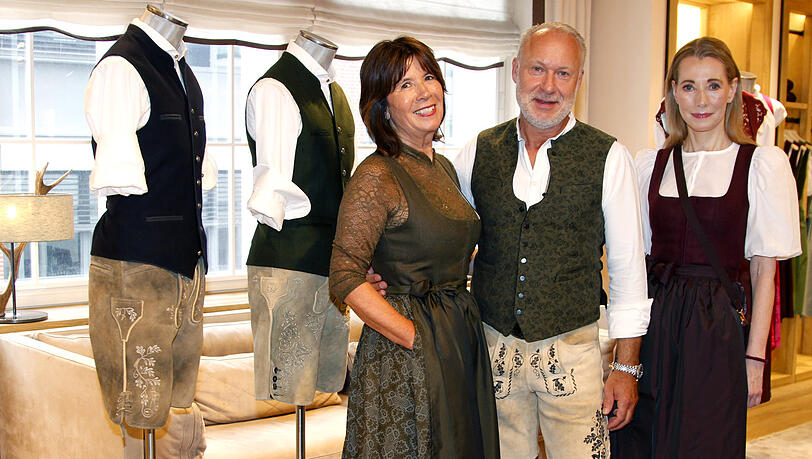 Gabriele Hammerschick (l.), Johann Maurer und Elke-Cecilia Riehl, Einkaufsleiterin bei Lodenfrey. Gabriele Hammerschick (l.), Johann Maurer und Elke-Cecilia Riehl, Einkaufsleiterin bei Lodenfrey.
