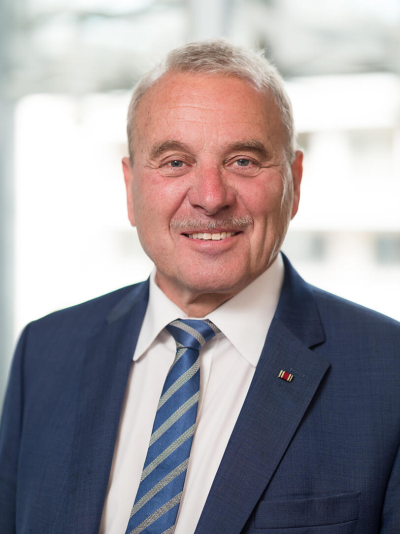 Albert Ritter wurde als Sohn einer Berliner Schaustellerfamilie auf dem Schützenfest Hannover geboren, der 72-Jährige ist Präsident der Europäischen Schausteller-Union (ESU) und des Deutschen Schaustellerbundes (DSB). Albert Ritter wurde als Sohn einer Berliner Schaustellerfamilie auf dem Schützenfest Hannover geboren, der 72-Jährige ist Präsident der Europäischen Schausteller-Union (ESU) und des Deutschen Schaustellerbundes (DSB).