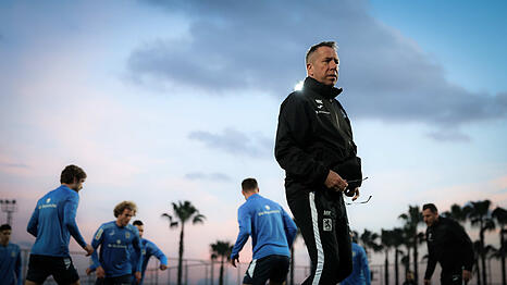 Trainer Markus Kauczinski kritisiert seinen St&uuml;rmer Justin Steink&ouml;tter.