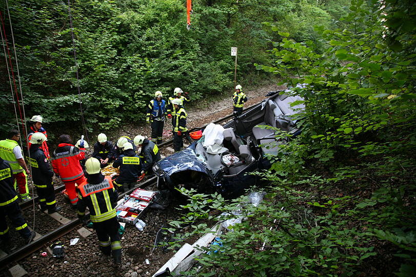 Furchtbarer Unfall im Landkreis Altötting: Ein PKW fliegt von einer Brücke herunter und knallt auf das Gleisbett. Drei junge Menschen kommen schwer verletzt in die Klinik.